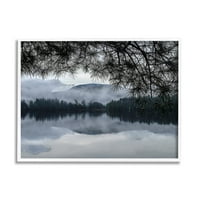 Stupell Industries drveće koje okružuje magloviti planinski pejzaž fotografija jezera bijeli uokvireni
