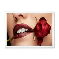 Designart 'Djevojka sa crvenim ružnim ružem za ružu u usta' Moderna uramljena umjetnička ispisa